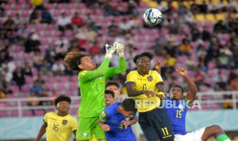 Duel udara antara Timnas U17 Brazil, Gabriel dan penyerang Timnas U17 Ekuador Abando pada pertandingan babak 16 besar Piala Dunia U17 2023 di Stadion Manahan, Surakarta, Jawa Tengah, Senin (20/11/2023). Pada laga ini dengan menyakinkan Brazil berhasil memulangkan Ekuador usai menang telak dengan skor 3-1.