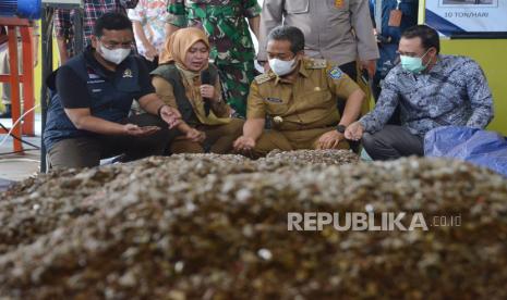 Wali Kota Bandung Yana Mulyana (kedua kanan) melihat hasil sampah yang telah dicacah saat meninjau mesin pemilah sekaligus pencacah sampah usai launching Tempat Pengolahan Sampah Terpadu (TPST) Cicukang, Kota Bandung, dalam rangka Hari Peduli Sampah Nasional (HPSN), Selasa (21/2/2023). Selain program Kang Pisman (Kurang, Pisahkan, dan Manfaatkan), upaya lain yang dilakukan Pemkot Bandung untuk menangani sampah adalah mengubah TPS dari tempat penampungan sampah menjadi tempat pengolahan sampah atau TPST, sehingga sampah yang dikirim ke TPA hanya sisanya saja.