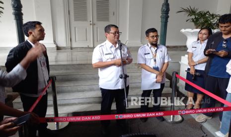 Plt Kepala Dinas Pendidikan DKI Jakarta Budi Awaluddin melakukan konferensi pers terkait kebijakan cleansing terhadap guru honorer di Balai Kota DKI, Jakarta Pusat, Rabu (17/7/2024). 