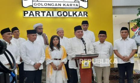 Ketua Umum Partai Golkar Airlangga Hartarto menyampaikan keterangan pers usai menggelar acara buka puasa keluarga besar Partai Golkar bersama capres pemenang Pilpres 2024, Prabowo-Gibran di markas partai berlogo pohon beringin itu, Jakarta Barat, Jumat (29/3/2024). 