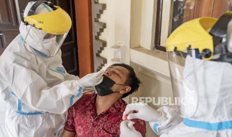 Guru sekolah dasar menjalani tes usap hidung untuk COVID-19 di Denpasar, Bali, (ilustrasi).