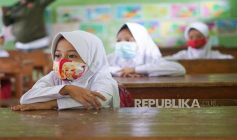 Sejumlah siswa menggunakan makser