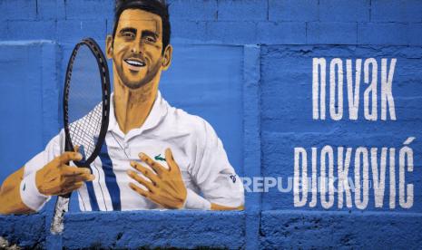  Sebuah lukisan dinding yang menggambarkan pemain tenis Serbia Novak Djokovic di dinding di Beograd, Serbia, Kamis, 6 Januari 2022. Pemerintah Australia telah menolak masuknya peringkat No. 1 Novak Djokovic untuk mempertahankan gelarnya di turnamen besar tenis pertama tahun ini dan membatalkannya visa karena dia gagal memenuhi persyaratan untuk pengecualian aturan vaksinasi COVID-19 negara itu.