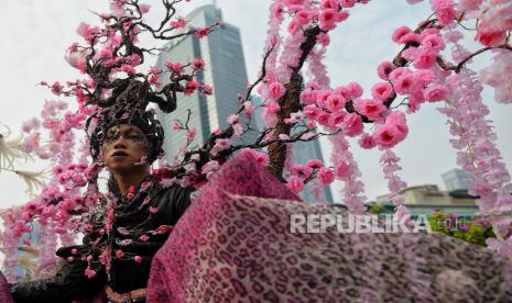 Komunitas Warriors, Survivors Kanker Payudara Lovepink menggelar parade kampanye  kanker payudara saat Hari Bebas Kendaraan Bermotor (HBKB) di kawasan Bundaran Hotel Indonesia, Jakarta, Ahad (15/10/2023). Kegiatan tersebut digelar dalam rangka memperingati Bulan Kesadaran Kanker Payudara yang diperingati setiap Oktober sebagai upaya meningkatkan kesadaran masyarakat tentang kanker payudara dan deteksi dini untuk mencegah penyakit kanker payudara.