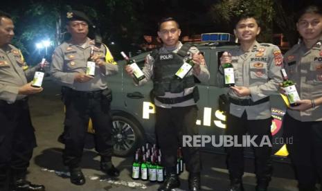 Polisi menunjukkan barang bukti minuman keras (miras) hasil razia di sejumlah tempat wilayah Kota Tasikmalaya, Jawa Barat, Selasa (28/11/2023) dini hari. 