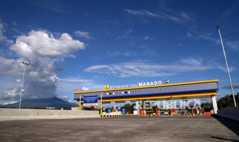 Gerbang tol Manado-Bitung tampak dari Manado, Sulawesi Utara. Jalan tol ini diharapkan dapat mengurai kemacetan di jalur utama serta memangkas waktu perjalanan dari Manado-Bitung, yang sebelumnya diperlukan waktu 1-1,5 jam menjadi 40-50 menit.