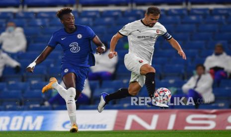  Tammy Abraham (kiri) dari Chelsea beraksi melawan Damien Da Silva dari Rennes selama pertandingan sepak bola grup E Liga Champions. Chelsea melawat ke markas Rennes di Stadion Roazhon Park dalam laga pada putaran keempat penyisihan Grup E Liga Champions, Rabu (25/11) dini hari WIB.