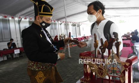 Pengunjung mengamati koleksi keris dan pusaka tradisional saat Pameran Tosan Aji dan Bursa Keris di Museum Keris Nusantara, Solo, Jawa Tengah, Jumat (15/10/2021). Selain pameran dan bursa penjualan yang menghadirkan 25 UMKM tosan aji keris, kegiatan tersebut juga diisi edukasi dan lelang pusaka tradisional yang berlangsung hingga Minggu (17/10/2021). 