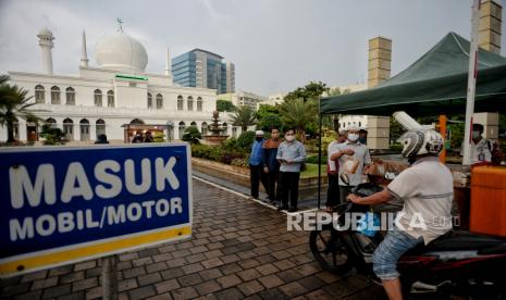 Pintu gerbang halaman Masjid Al-Azhar, Kebayoran Baru, Jakarta Selatan, Rabu (14/4).