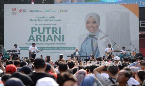 Penyanyi Putri Ariani tampil menyanyi pada acara Level Up with BSI & Putri Ariani: Tunjukkan Nilaimu, Wujudkan Mimpimu saat Car Free Day Bundaran HI, Jakarta, Ahad (20/8/2023). PT Bank Syariah Indonesia Tbk (BSI) berkolaborasi dengan Putri Ariani mengajak masyarakat untuk sehat secara spiritual, finansial, dan jasmani sekaligus memberikan literasi mengenai keuangan syariah kepada masyarakat.