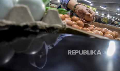 Pedagang menata telur ayam di kiosnya di Pasar Kosambi, Kota Bandung, Jumat (19/8/2022). Pedagang di pasar tersebut menyatakan, harga telur ayam mengalami kenaikan dari Rp27 ribu menjadi Rp32 ribu. Republika/Abdan Syakura