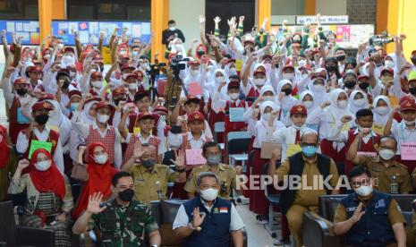 Wali Kota Bandung Yana Mulyana (kedua kiri depan) hadir di tengah siswa baru saat meninjau pelaksanaan Masa Pengenalan Lingkungan Sekolah (MPLS) di SMPN 15 Kota Bandung, Selasa (19/7). Yana mengatakan pelaksanaan Pertemuan Tatap Muka (PTM) dan MPLS harus menyesuaikan dengan adaptasi kebiasaan baru. Selain dikenalkan lingkungan sekolah, siswa juga diajarkan untuk menerapkan protokol kesehatan. Walaupun saat ini Kota Bandung masuk pada PPKM Level 1 tetapi penerapan prokes harus tetap dilakukan untuk menghindari penambahan kasus Covid-19.