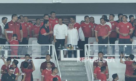 Presiden Joko Widodo bersama Ketua PSSI Erick Thohir menyaksikan laga Timnas Indonesia melawan Vietnam dalam pertandingan Kualifikasi Piala Dunia 2026 di Stadion Gelora Bung Karno, Senayan, Jakarta, Kamis (21/3/2024). Pada pertandingan itu Indonesia menang dengan skor 1-0. Gol timnas Indonesia lahir dari kaki Egy Maulana Vikri di menit ke-52.