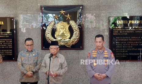 Wakil Presiden Maruf Amin dalam konferensi pers usai menghadiri acara Penghargaan Hasil Pemantauan dan Evaluasi Kinerja Penyelenggaraan Pelayanan publik (PEKPPP) dan Penghargaan dalam Pembangunan Zona Integritas di Lingkungan Polri Tahun 2022 di Ruang Rupatama Mabes Polri, Jakarta, Selasa (21/02/2023).