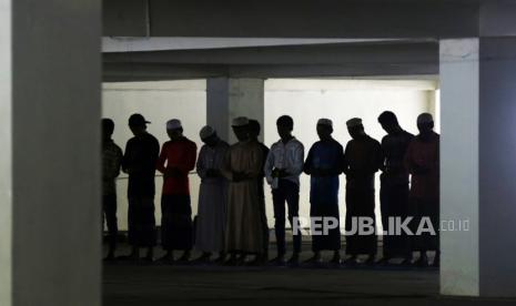  Pengungsi Rohingya berdiga di shelter pengungsian di Kota Banda Aceh, Provinsi Aceh pada 13 December 2023. 