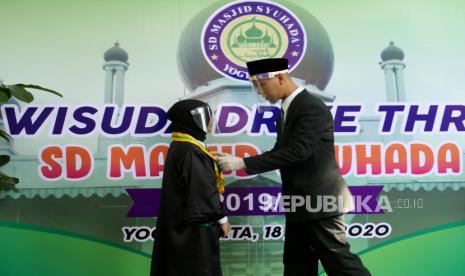 Prosesi wisuda drive thru di SD Masjid Syuhada, Yogyakarta, Kamis (18/6). Sebanyak 112 siswa SD Syuhada melakukan wisuda dengan drive thru imbas pandemi Covid19