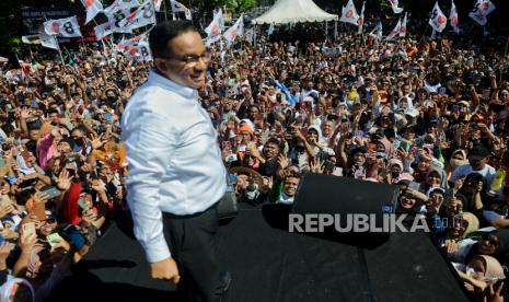 Pendukung capres nomor urut 1, Anies Rasyid Baswedan saat menghadiri kampanye akbar di Kota Ternate, Maluku Utara, Jumat (26/1/2024). 