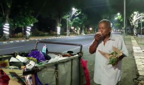 Crazy Rich Pasuruan Bagikan Puluhan Nasi Bungkus Berisi Uang Rp 1 Juta