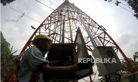 Teknisi melakukan perawatan menara telekomunikasi.