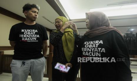 Orangtua korban gangguan ginjal akut progresif atipikal (GGAPA) menghadiri sidang lanjutan gugatan class action GGAPA di Pengadilan Negeri Jakarta Pusat, Jakarta, Selasa (18/7/2023). Sidang yang beragendakan pembacaan gugatan tersebut ditunda karena perbaikan administrasi