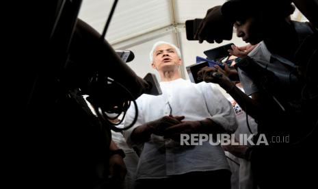 Bakal Calon Presiden dari Partai Dekomrasi Indonesia Perjuangan (PDIP) Ganjar Pranowo menjawab pertanyaan wartawan saat menghadiri deklarasi 1000 lawyers di Jalan Syahridin, Pasar Minggu, Jakarta Selatan, Ahad (25/6/2023). Dalam dekrlarasi tersebut Bacapres dari PDIP itu menyanpaikan pesan kepada relawan untuk tidak mengankat isu SARA saat kampanye.