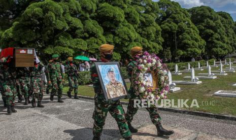 Prajurit TNI mengusung peti jenazah Pelda Anumerta Rama Wahyudi saat akan dimakamkan di Taman Makam Pahlawan (TMP) Kusuma Dharma Pekanbaru, Riau, Jumat (3/7/2020). Pelda Anumerta Rama Wahyudi merupakan salah satu anggota Satgas Kizi TNI Konga XX-Q/Monusco misi PBB yang gugur karena tertembak oleh kelompok bersenjata Allied Democratic Forces (ADF) saat bertugas di Kongo, Afrika pada 22 Juni 2020 yang lalu. Taman Makam Pahlawan Pekanbaru menjadi sasaran maling jelang Hari Pahlawan.