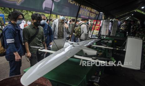 Pengunjung melihat alutsista dan inovasi teknologi saat pameran di Makodam III/Siliwangi, Bandung, Jawa Barat, Selasa (17/5/2022). Pameran dalam rangka memperingati HUT ke-76 Kodam III/Siliwangi yang diikuti sejumlah Korem, Kodim hingga swasta tersebut guna mengenalkan alutsista dan inovasi teknologi bagi masyarakat khususnya pelajar sehingga meningkatkan kebanggaan terhadap NKRI.