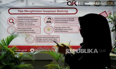 Warga melintas di dekat poster edukasi cara menghindari investasi bodong di kantor Otoritas Jasa Keuangan (OJK) Yogyakarta, Rabu (4/11/2020). Satgas Waspada Investasi (SWI) yang beranggotakan 13 kementerian dan lembaga pada Oktober ini menemukan dan memblokir 206 fintech lending ilegal dan 154 entitas yang diduga melakukan kegiatan usaha tanpa izin dari otoritas yang berwenang dan berpotensi merugikan masyarakat. 