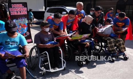 Sejumlah orang berkostum tokoh superhero Superman membaca dan membagikan buku untuk anak disabilitas saat peluncuran mobil dongeng Superman Fans Solo di Yayasan Pembinaan Anak Cacat ( YPAC ) Solo, Jawa Tengah, Ahad (30/10/2022). Aksi yang juga diisi dengan sosialisasi bahaya penyakit ginjal tersebut digelar sebagai ajang silaturahmi para anggota komunitas penggemar Superman se- Indonesia.