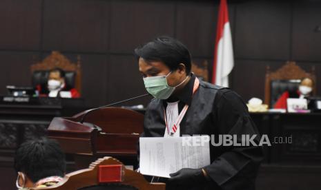 Pihak terkait dari Perludem, Fadli Ramadhanil (tengah) berjalan usai memberikan keterangan pada sidang permohonan uji materi UU di Mahkamah Konstitusi. (Ilustrasi)