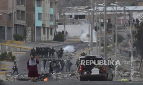 A coffin carrying the remains of Jhan Carlos Condori Arcana is driven to his wake, through clashes between security forces and anti-government protesters outside the Alfredo Rodriguez Ballon airport in Arequipa, Peru, Friday, Jan. 20, 2023. According to local media, Arcana was a protester who was killed the previous day during clashes with police.  Protesters are seeking immediate elections, President Dina Boluarte