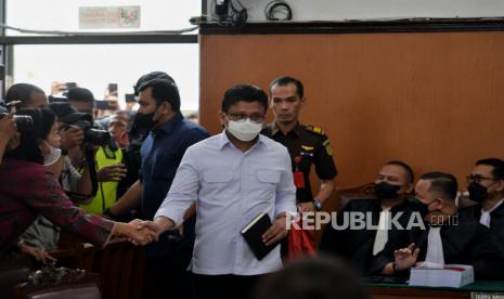 Terdakwa Ferdy Sambo bersalaman dengan kerabat saat akan menjalani sidang tuntutan di Pengadilan Negeri Jakarta Selatan, Selasa (17/1/2023). Jaksa penuntut umum (JPU) menuntut  terdakwa Ferdy Sambo penjara seumur hidup karena dinilai terbukti secara sah dan meyakinkan bersalah melakukan pembunuhan berencana  terhadap Brigadir Nofriansyah Yosua Hutabarat atau Brigadir J dan merusak barang bukti elektronik terkait pembunuhan Yosua.