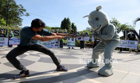  Aktivis kehidupan liar melakukan aksi teatrikal menggunakan kostum badak saat mengikuti kampanye Hari Kehidupan Liar Sedunia. Pakar kedokteran hewan Unair menyindir konten kreator yang memanfaatkan satwa liar.