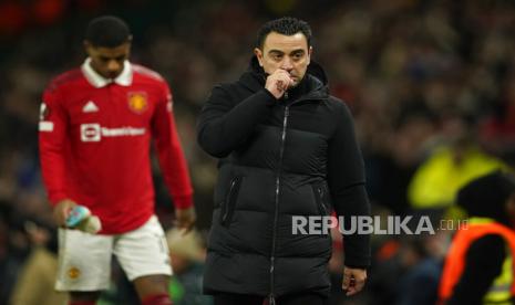  Pelatih kepala Barcelona Xavi Hernandez memberi isyarat mengakhiri pertandingan sepak bola leg kedua playoff Liga Europa antara Manchester United dan Barcelona di stadion Old Trafford di Manchester, Inggris,  Jumat (24/2/2023) dini hari WIB 