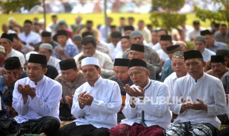 Warga berdoa usai mengikuti Shalat Istisqa di halaman Balai Kota Yogyakarta, Sabtu (28/10/2023). Ratusan warga mengikuti shalat meminta hujan yang diinisiasi oleh BAZNAS Kita Yogyakarta. Shalat Istisqa ini menjadi salah satu upaya selain memberikan bantuan air bersih bagi daerah yang kekeringan imbas kemarau panjang saat ini. Selain itu, jamaah juga berdoa bersama untuk selesainya konflik di Palestina.