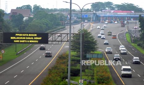 Sejumlah kendaraan roda empat melaju di bawah layar elektronik yang mengumumkan pemberlakuan ganjil-genap di tol Jagorawi, Kota Bogor, Jawa Barat, Jumat (5/2/2021). Pemerintah Kota Bogor bersama unsur Forum Komunikasi Pimpinan Daerah (Forkopimda) sepakat menerapkan kebijakan ganjil-genap setiap akhir pekan bagi kendaraan roda dua dan roda empat untuk mengurangi mobilitas warga di tengah meningkatnya kasus positif COVID-19. 