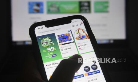 Pengguna Tokopedia bertransaksi melalui gawai di Jakarta, Senin (4/5/2020). Kementerian Komunikasi dan Informatika mengaitkan kejadian tersebut dengan pentingnya pembahasan RUU Perlindungan Data Pribadi.