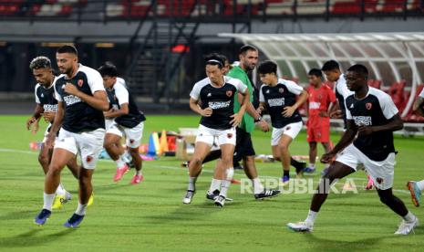 Pesepak bola PSM Makassar Kenzo Nambu (tengah) bersama rekan setimnya melakukan latihan di Stadion Kapten I Wayan Dipta, Gianyar, Bali, Senin (5/6/2023). PSM Makassar akan menghadapi tuan rumah Bali United dalam pertandingan leg pertama babak play off pada Selasa (6/6) untuk menentukan wakil Indonesia pada Liga Champions Asia 2023/2024. 