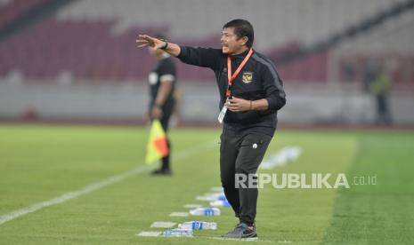 Pelatih timnas Indonesia U-22 Indra Sjafri dalam laga persahabatan melawan Lebanon di Stadion Gelora Bung Karno, Jakarta, Jumat (14/4/2023). Indonesia harus mengakui keunggulan Lebanon dengan skor 1-2.