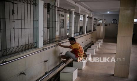 A man perform ablution at Masjid Jami Al Makmur, Jalan Raden Saleh, Cikini, Central Jakarta, Thursday (20/3/2024).