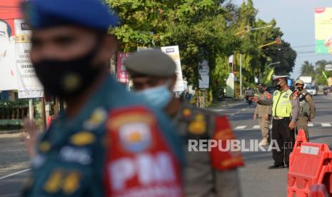 Pemerintah Kabupaten (Pemkab) Kulon Progo, Daerah Istimewa Yogyakarta, akan bekerja keras menurunkan angka mobilitas masyarakat selama Pemberlakuan Pembatasan Kegiatan Masyarakat Darurat 3-20 Juli 2021. Sebab, penurunan mobilitas masyarakat di Kabupaten Kulon Progo masih sangat rendah. (Foto ilustrasi: Penyekatan di Kulon Progo)