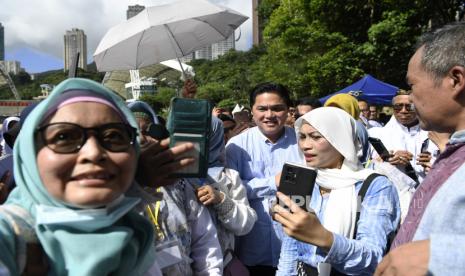 Menteri BUMN Erick Thohir melayani permintaan swafoto bersama Warga Negara Indonesia usai melaksanakan shalat Idul Adha di Indian Recreation Club, Hong Kong, Kamis (29/6/2023). KJRI Hong Kong menggelar Shalat Idul Adha 1444 H bersama warga dan diaspora Indonesia di Hong Kong. 