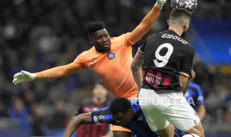 Kiper Inter Milan yang dikabarkan mendekat ke MU, Andre Onana (kiri). 