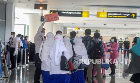 Sejumlah santri dari Pondok Modern Gontor, Ponorogo asal Malaysia antre untuk menjalani tes kesehatan di keberangkatan Terminal 2 Bandara Internasional Juanda, Sidoarjo, Jawa Timur, Rabu (15/4/2020). Sebanyak 289 santri asal Malaysia tersebut memilih pulang ke negaranya dengan maskapai Malaysian Airlines karena di pondok tempat mereka belajar telah meliburkan semua kegiatan akibat wabah virus Corona atau COVID-19