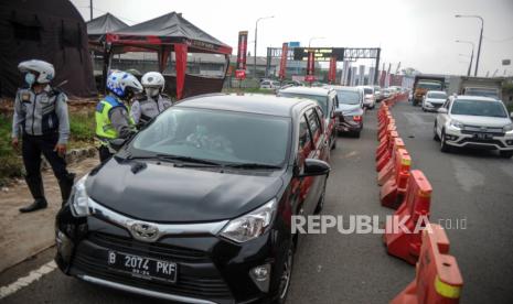 Petugas gabungan melakukan simulasi penyekatan total larangan mudik lebaran di gerbang keluar Tol Cileunyi, Kabupaten Bandung, Jawa Barat, Rabu (5/5/2021). Simulasi yang dilakukan oleh petugas gabungan dari Satlantas Polresta Bandung dan Dishub Kabupaten Bandung tersebut merupakan bagian dari penerapan larangan mudik yang resmi berlaku pada Kamis (6/5/2021) hingga Senin (17/5/2021). 