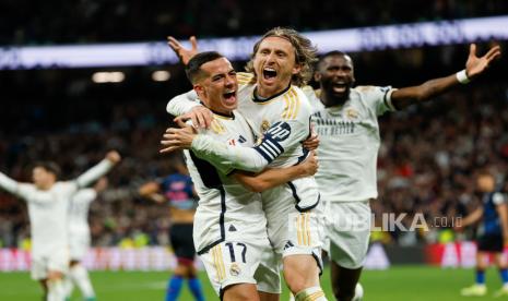 Pemain Real Madrid Luka Modric melakukan selebrasi usai mencetak gol ke gawang Sevilla pada pertandingan sepak bola LaLiga Spanyol pekan ke-26 di Madrid, Spanyol, Senin (26/2/2024) WIB. Madrid mengalahkan Sevilla dengan skor 1-0. Luka Modric menjadi pahlawan Real Madrid setelah mencetak satu-satunya gol di laga tersebut pada menit ke-81.