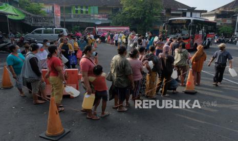 Warga antre membeli minyak goreng curah pada Gebyar 2 Ton Minyak Goreng Curah di Terminal Tegal, Denpasar, Bali, Sabtu (30/4/2022). BPS mencatat ekonomi RI di kuartal I 2022 tumbuh 5,01 persen secara year to year (yoy).