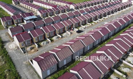 Foto udara pembangunan perumahan bersubsidi di Kabupaten Sigi, Sulawesi Tengah, Jumat (2/9/2022). Kementerian Pekerjaan Umum dan Perumahan Rakyat (PUPR) melalui Direktorat Jenderal Perumahan mengungkapkan bantuan insentif prasarana, sarana dan utilitas (PSU) meringankan pengembang perumahan dalam membangun rumah subsidi bagi masyarakat berpenghasilan rendah (MBR). 