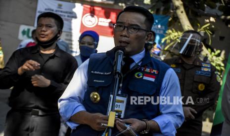 Gubernur Jawa Barat Ridwan Kamil memberikan keterangan pers usai menjalani rangkaian awal Uji Klinis Vaksin Covid-19 di Puskesmas Garuda, Jalan Dadali, Kota Bandung, Selasa (25/8). Gubernur Jawa Barat Ridwan Kamil menjalani rangkaian awal Uji Klinis Vaksin Covid-19, yakni pemeriksaan kesehatan dan uji usap (swab test) sebelum menjalani penyuntikan vaksin Covid-19. Foto: Abdan Syakura/Republika