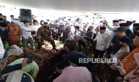 Almarhum KH Ali Yafie dimakamkan di TPU Tanah Kusir, Bintaro, Ahad (26/2/2023). KH Ali Yafie dikenal sebagai sosok yang akrab dengan beragam kalangan